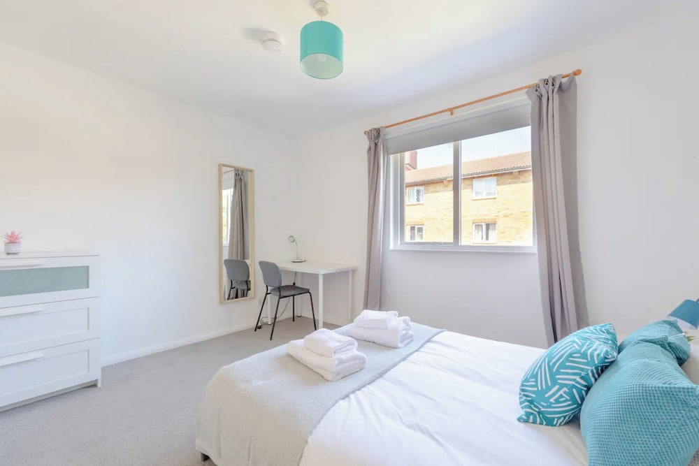 Lovely 4 Bed House w Garden, 1 Stop to Waterloo