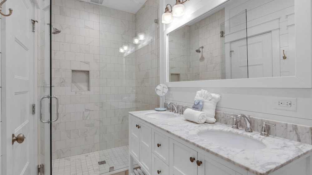 Best of Both Worlds: Pool, Golf Cart, Nearby Attractions & Steps to Beach!