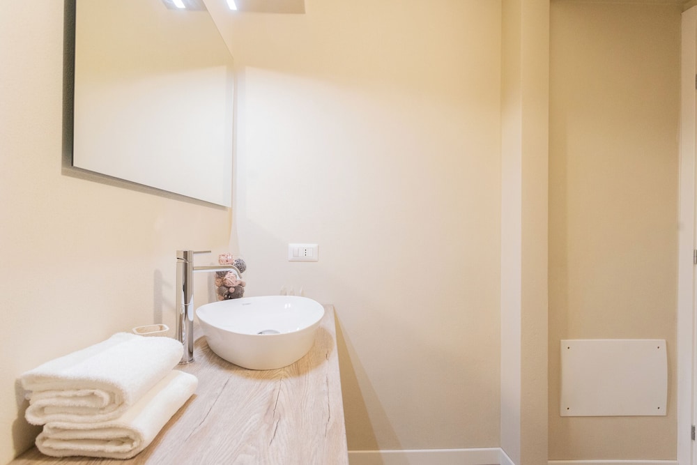 Romantic Escape City Centre With Jacuzzi & Parking by Rent all Como