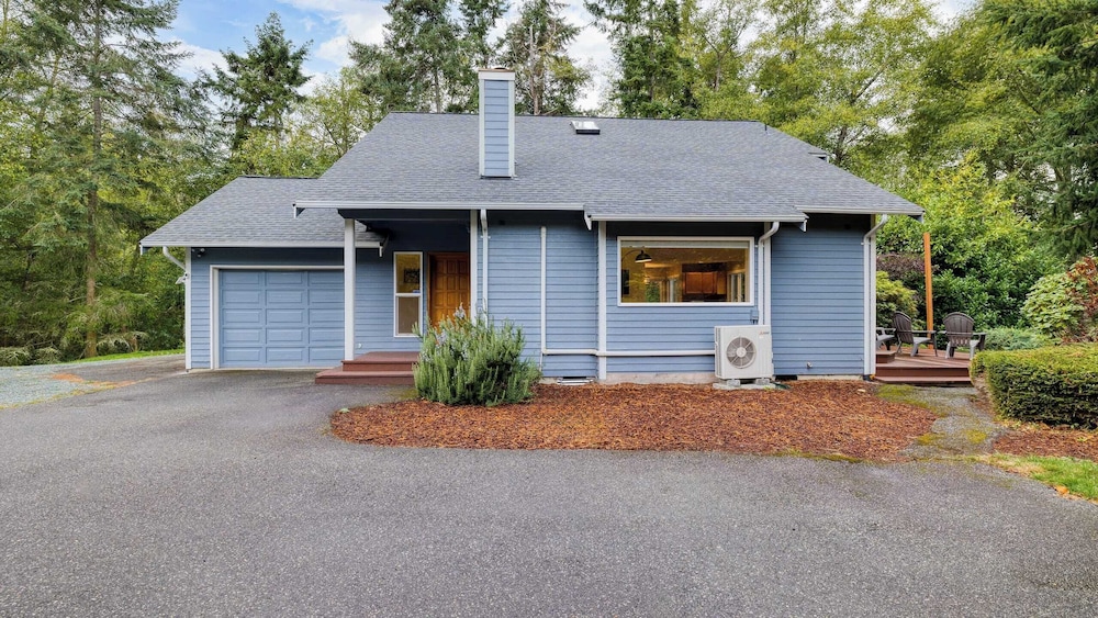 Stylish Forest Getaway on Whidbey Island Near Beaches, Wineries & Trails Cedarview Retreat by Avantstay