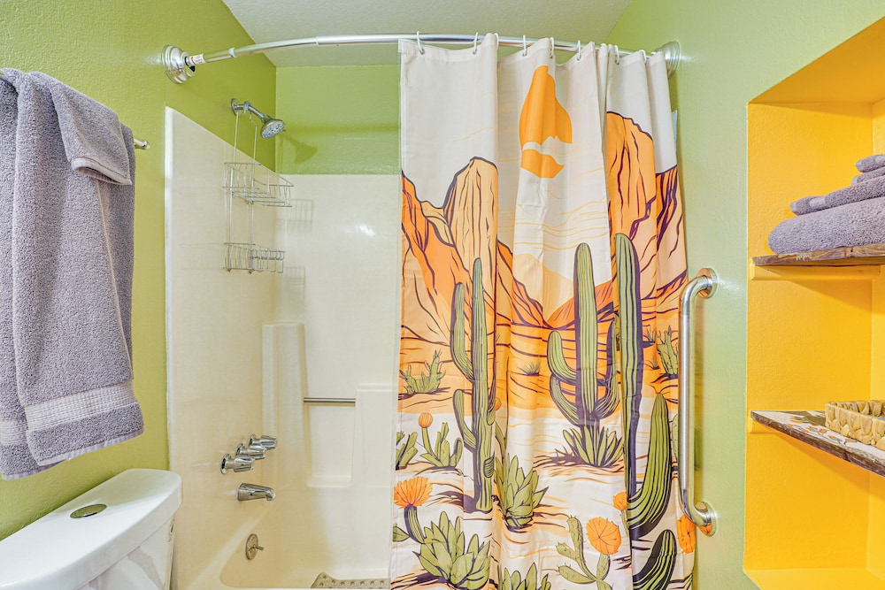 5 Mi to U of A Campus: Mtn-view Tucson Pad!