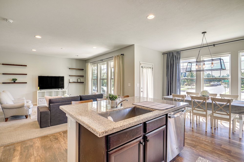 4 Mi to The District: Family Home w/ Tennis Access