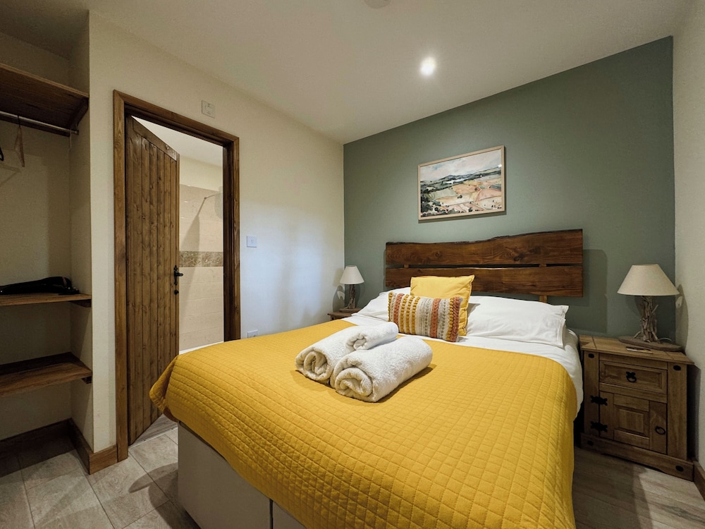 Hayne Barn Estate - Private Estate : 6 Eco Lodges - 1 Studio