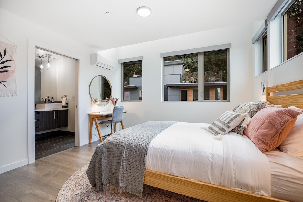 Alki Beach Escape Romantic Waterfront Getaway for 2 Extended Stay