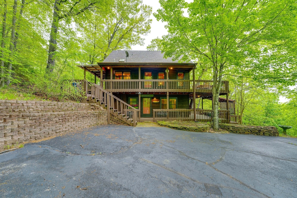Secluded Cabin w/ Hot Tub Near Table Rock Lake! view 2