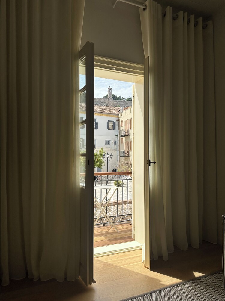 Amalie Suites