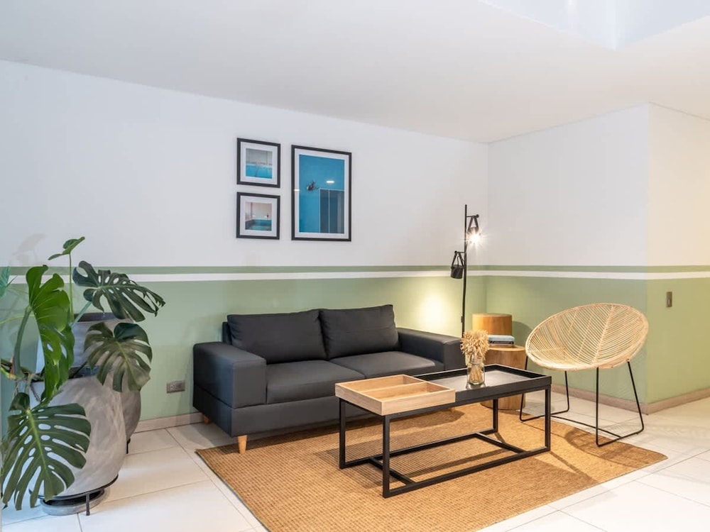 Cozy 3 BR w Balcony in Laureles Medell n
