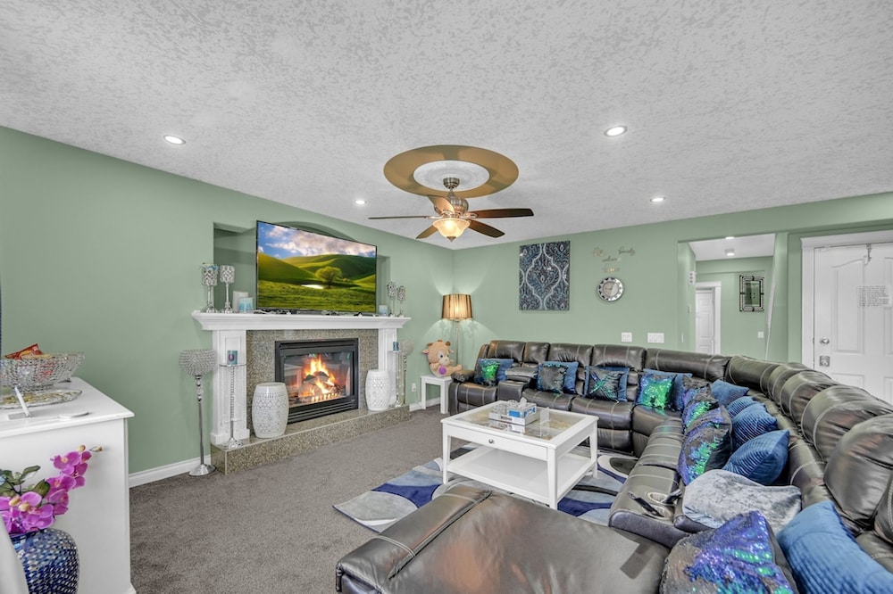 48A Luxury Lake Home w Massage Meditation Gym A C