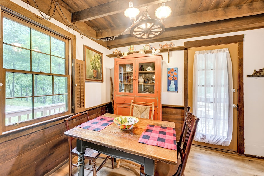 Trail Access & Tranquil Setting: Franklin Retreat!