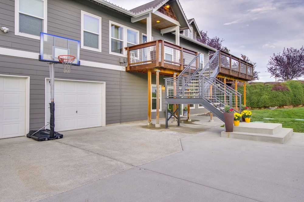 Chic & Modern Snohomish Hideaway on a Working Farm view 3