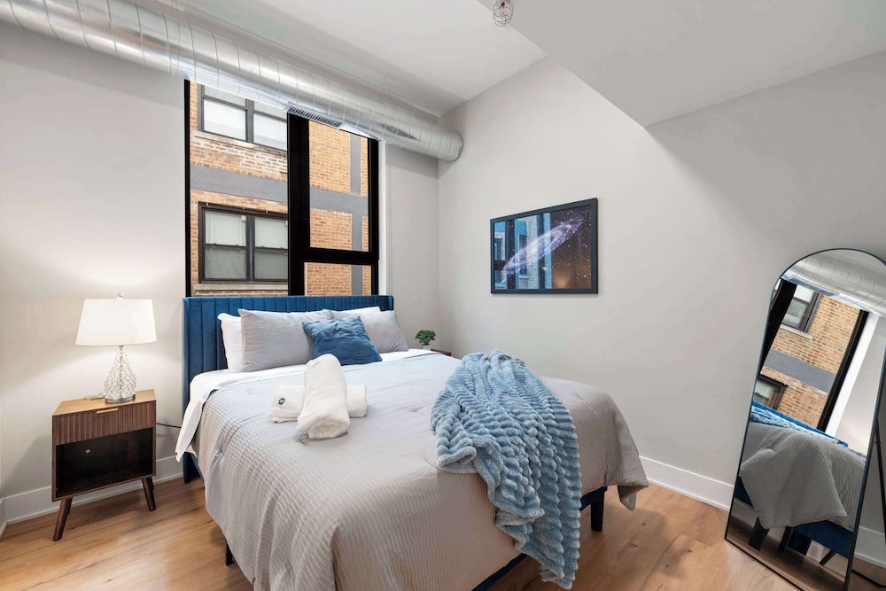Edgewater Modern 2BR Steps to Lake City Views