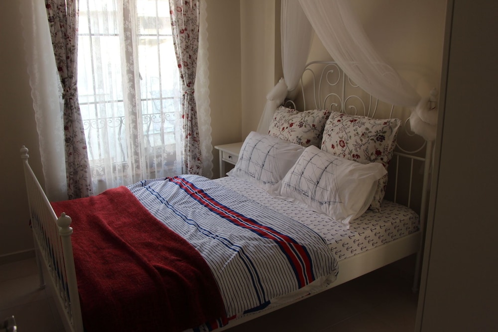 Kinzi House
