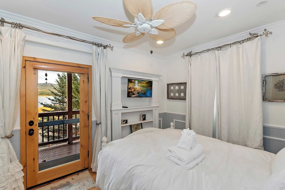 2 Lakefront Homes by Avantstay Sleeps 23, Private Dock+beach, Hot Tub, Fire Pit, Deck Views