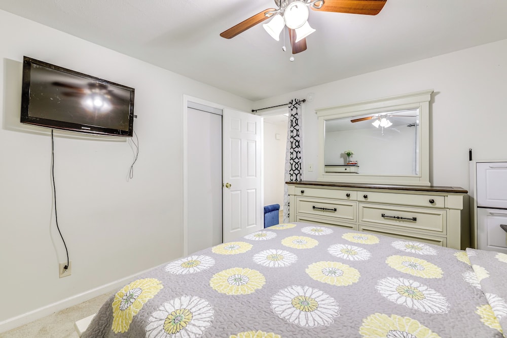 10 Mi to Hartford: Family Home w/ Yard