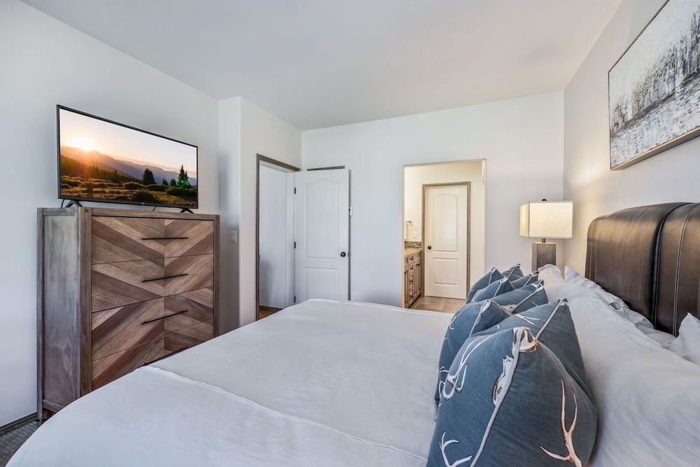 Stunning Renovated 2 Bedroom in Arrowhead Village! Studio Condo