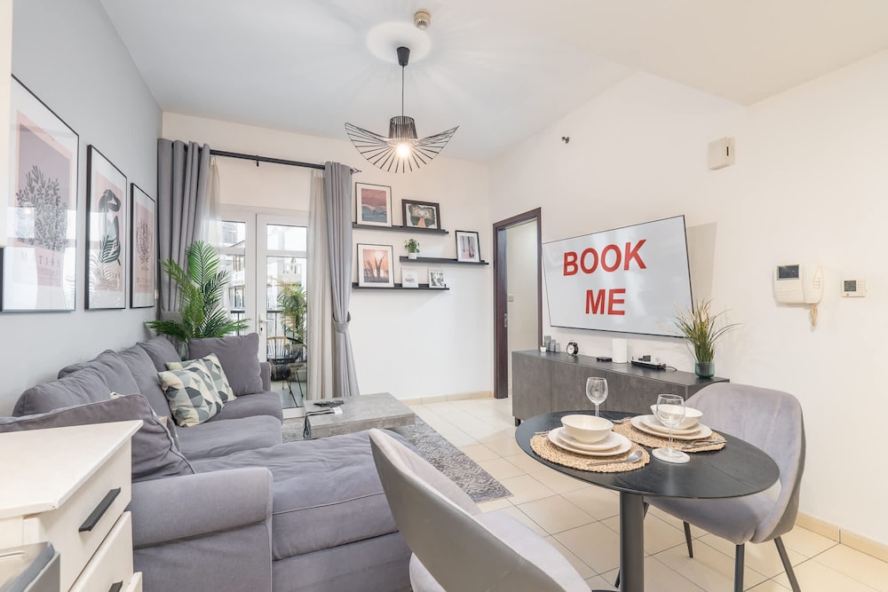 Pleasing 1-bedroom for 4 in JVC for Relaxing Getaway