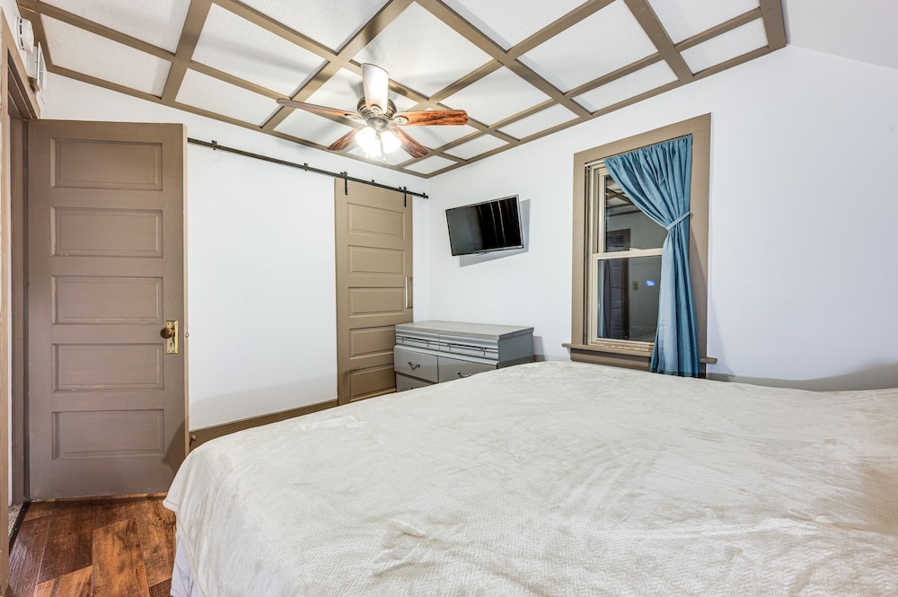 Clear Lake Vacation Rental: Walk to City Beach!