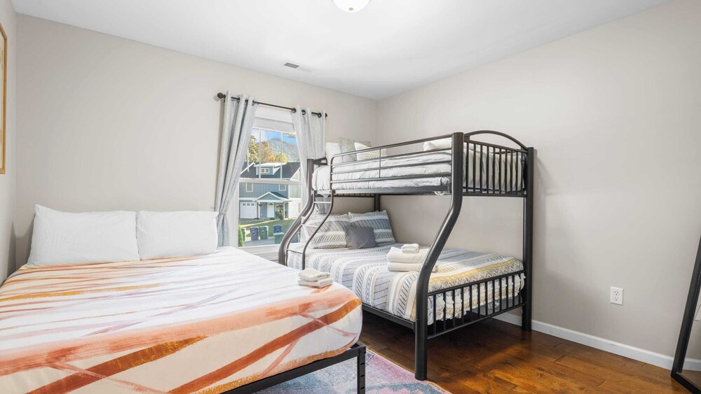 10 Townhomes, Sleeps 89 6 Mins to DT Asheville Sycamore Cove by Avantstay