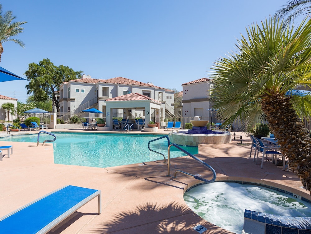 Solace - Community Pool & Gym -walk to Restaurants