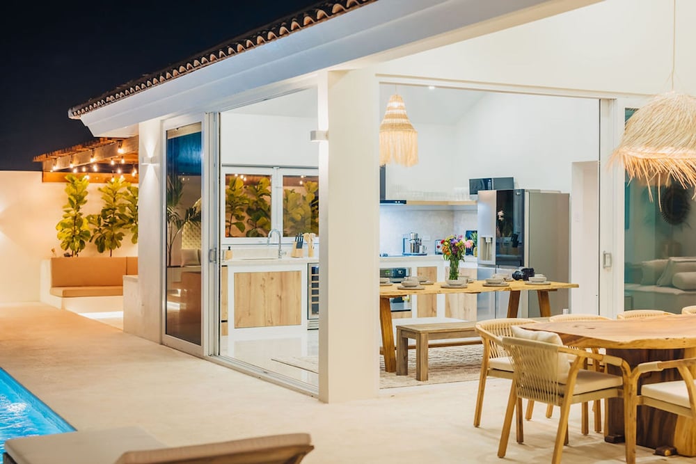 Bohostyle Villa 3min to Beach Hottub 8 Sleeps