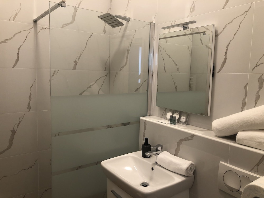 Tony's Apartments