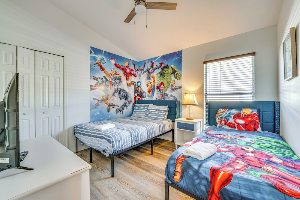 10 Mi to Disney: Family Retreat w/ Game Room!