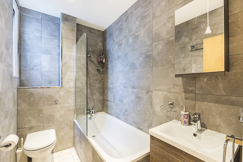 Private Homely Bedroom in Kensington R1