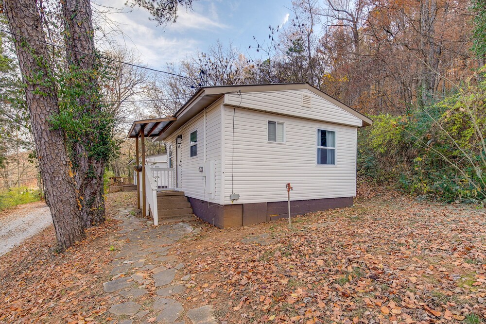 Cozy Knoxville Cottage w/ Deck, Grill, Fire Pit! view 3