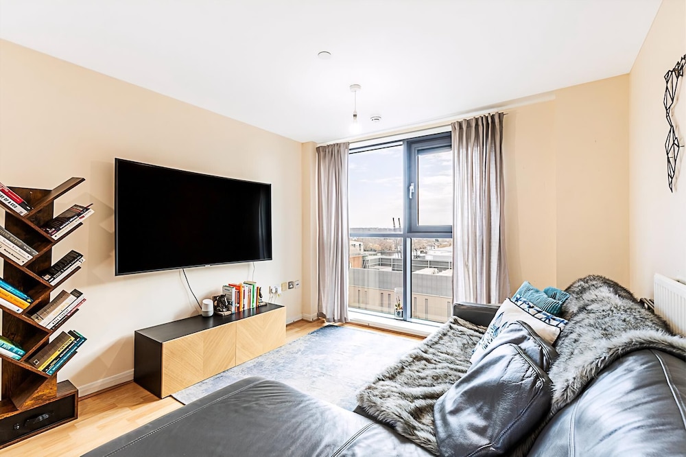 Sleek Flat w/ River Views In Canary Wharf