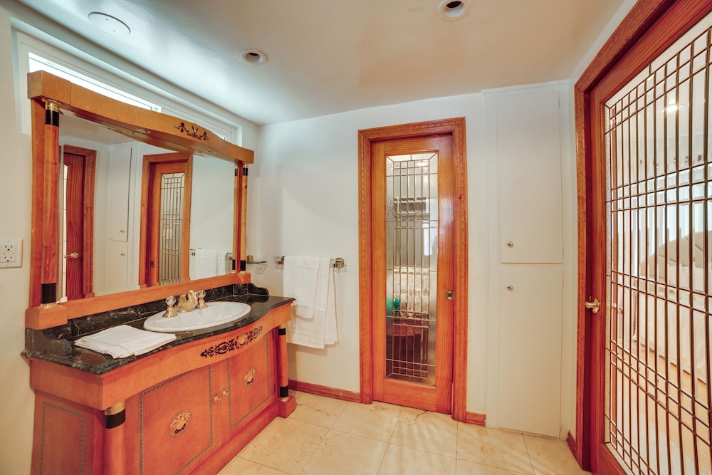 Private Pool & Patio: Luxe Encino Family Getaway