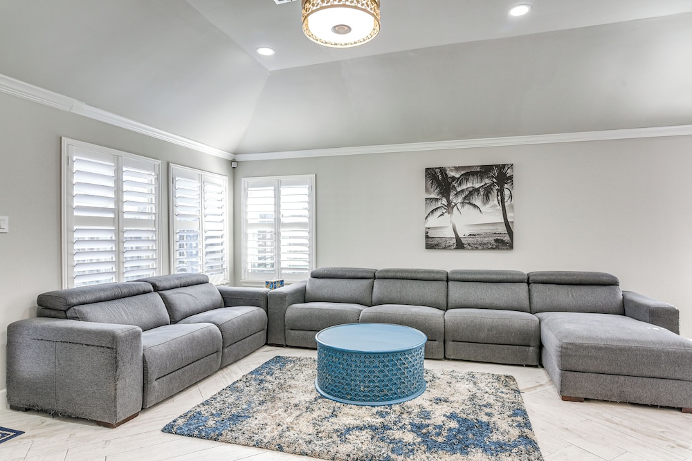 Community Pool & Courts: Missouri City Gem w/ Yard