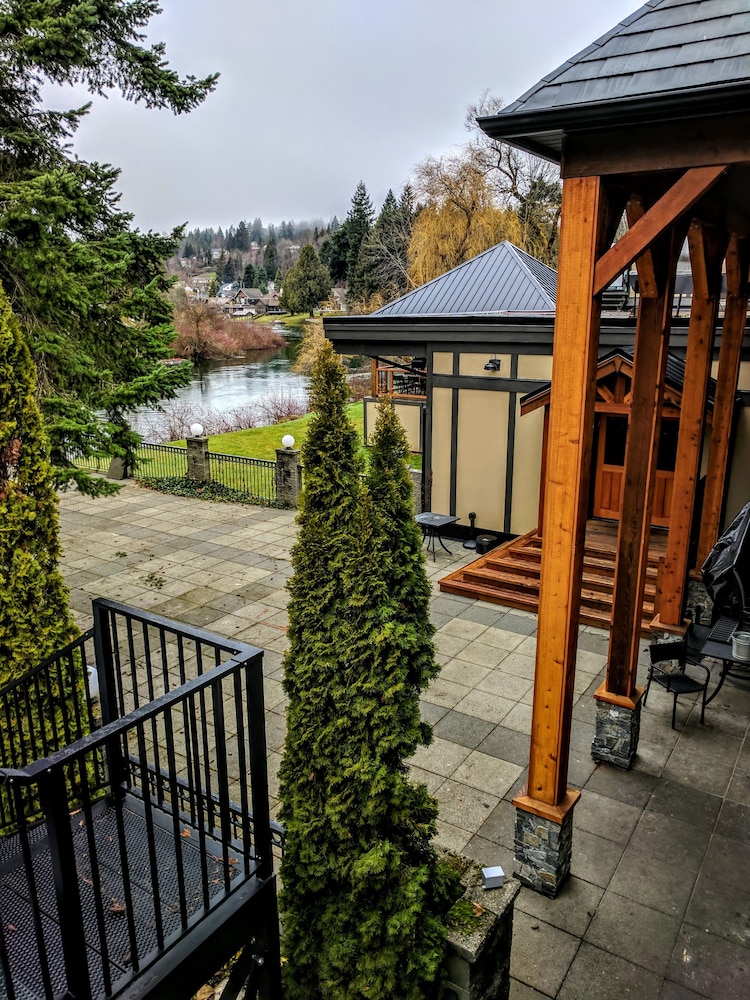Riverside Inn