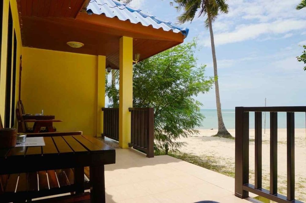 The Beach Village - Hostel