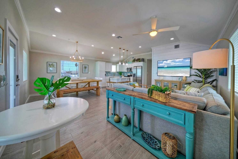 Sleeps 16 2 Homes, Priv Pool, Ping-pong 1block to Alister St. Shops & Dining