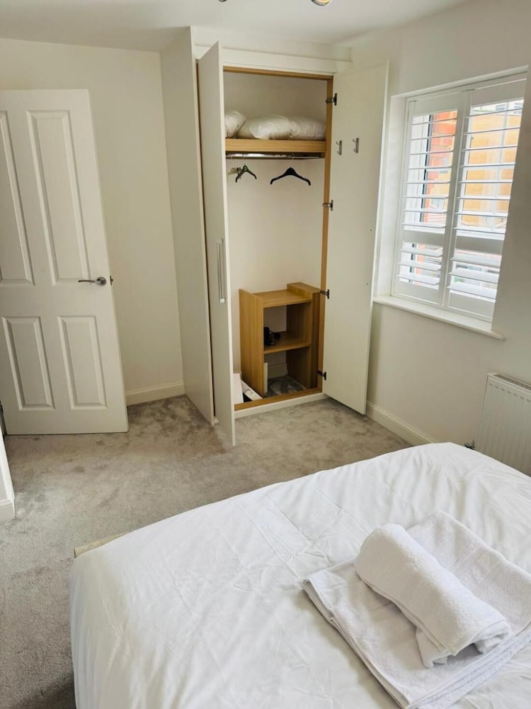 High END Spacious 4 Bed House - Free Parking