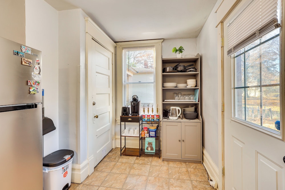 < 1 Mi to Youngstown State: Historic Home w/ Porch