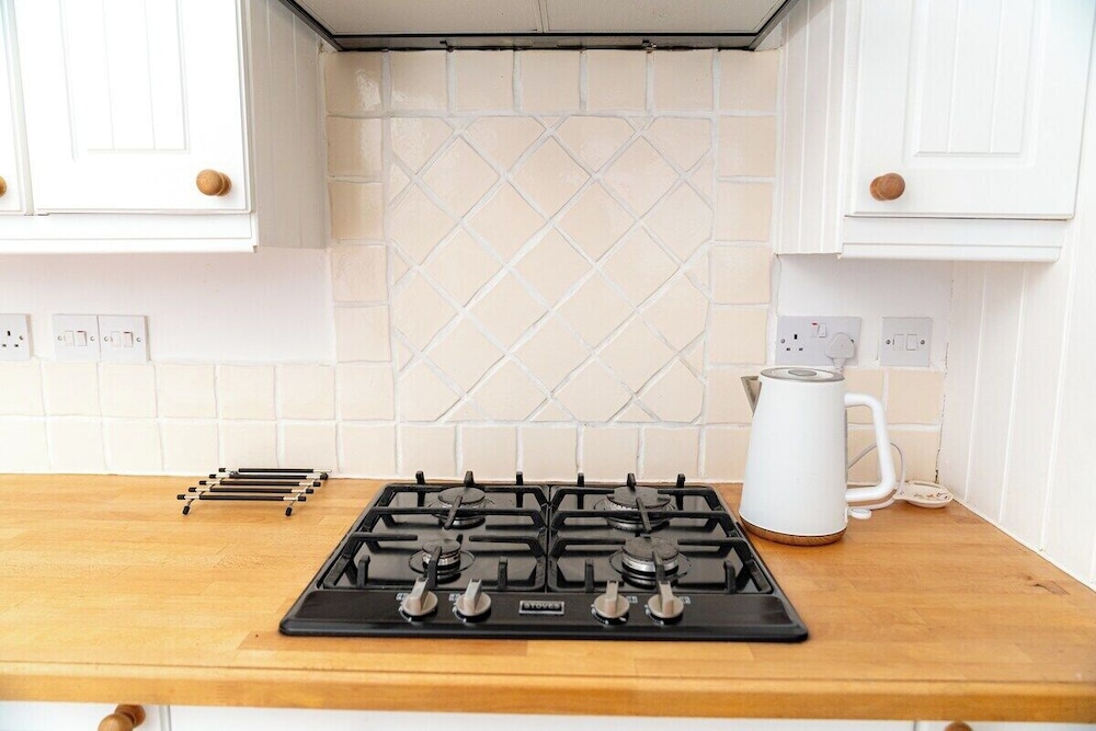 Comfortable 3-bed, 2-bath Basingstoke Stay
