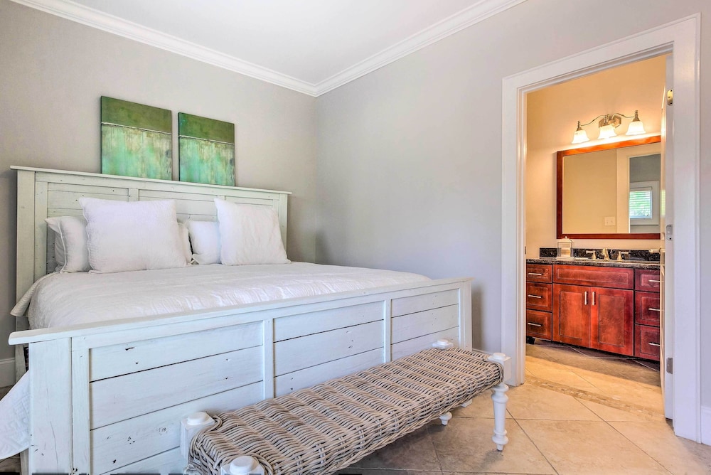 Home Near 30 A: Walk to Beach, Shops & Bicycles!