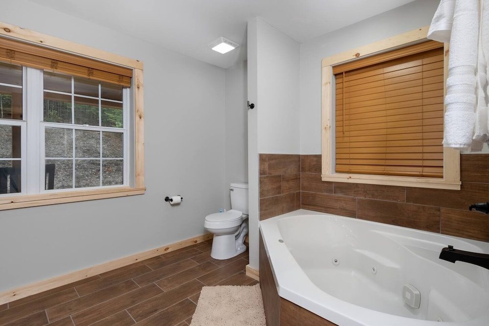 Boone Getaway Dog Friendly Hot Tub Fire Pit