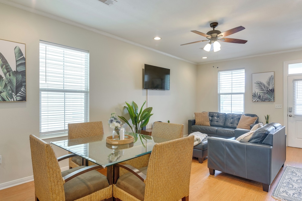 1/2 Mi to Galveston Beach Seawall: Retreat w/ Pool