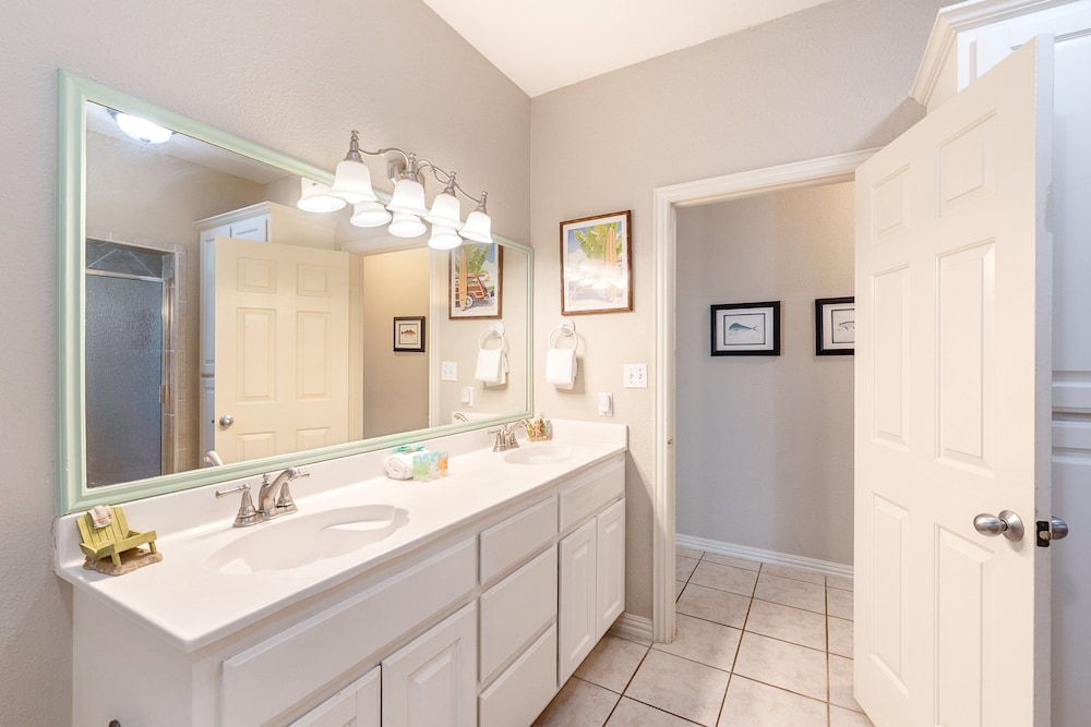 Beach Front Baby Ocean Views, Golf Cart & Pet Friendly!
