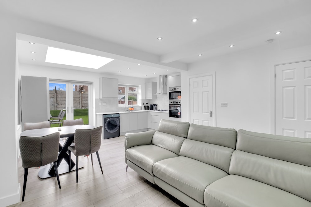 4 Bed - Sleeps 8 - Free Parking - Garden
