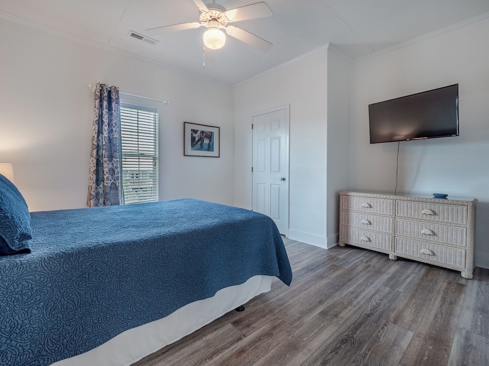 Green Dolphin by Topsail Realty