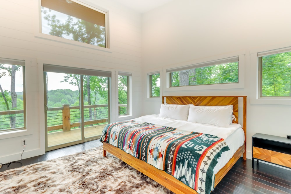 Mid-century Modern Home w/ Hot Tub & Mtn Views! view 3