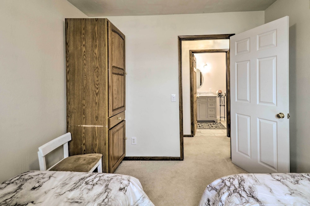 Miscellaneous Market Vacations - Watch the Sunrise at This Quaint Lake-view Cottage - Property Image 3