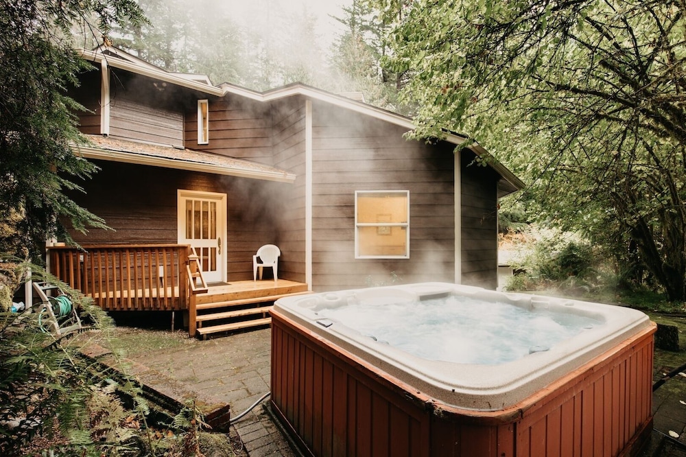 13sl - Hot Tub - Pets Ok - Wifi - Sleeps 8 2 Bedroom Home by RedAwning