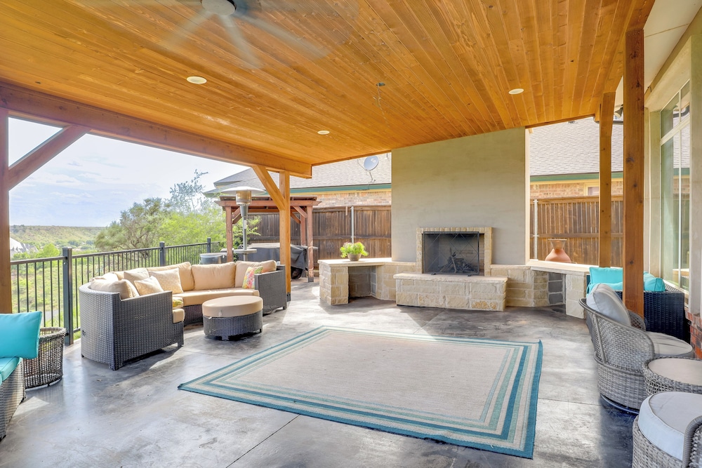 Outdoor Oasis w/ Lake Views: Ransom Canyon Retreat