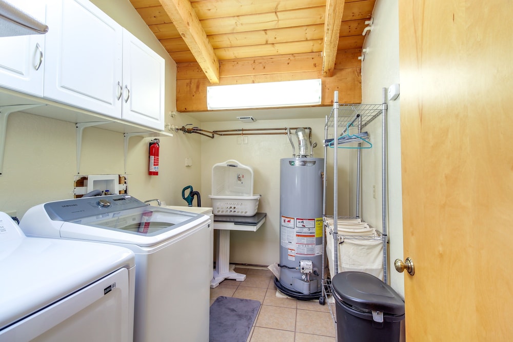 Hot Tub + Decks: Sherwood Forest Cabin