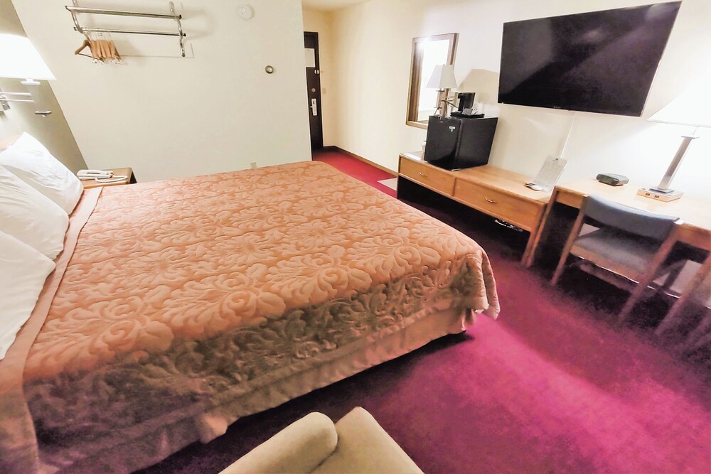 Love Hotels Staples by OYO at HWY 10 MN