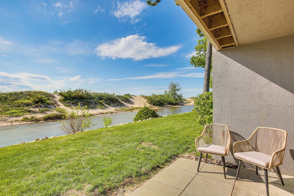 Glen Arbor Riverfront Retreat: Steps to Beach!